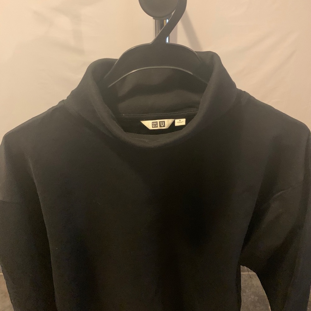 Black boxed turtleneck Tshirt